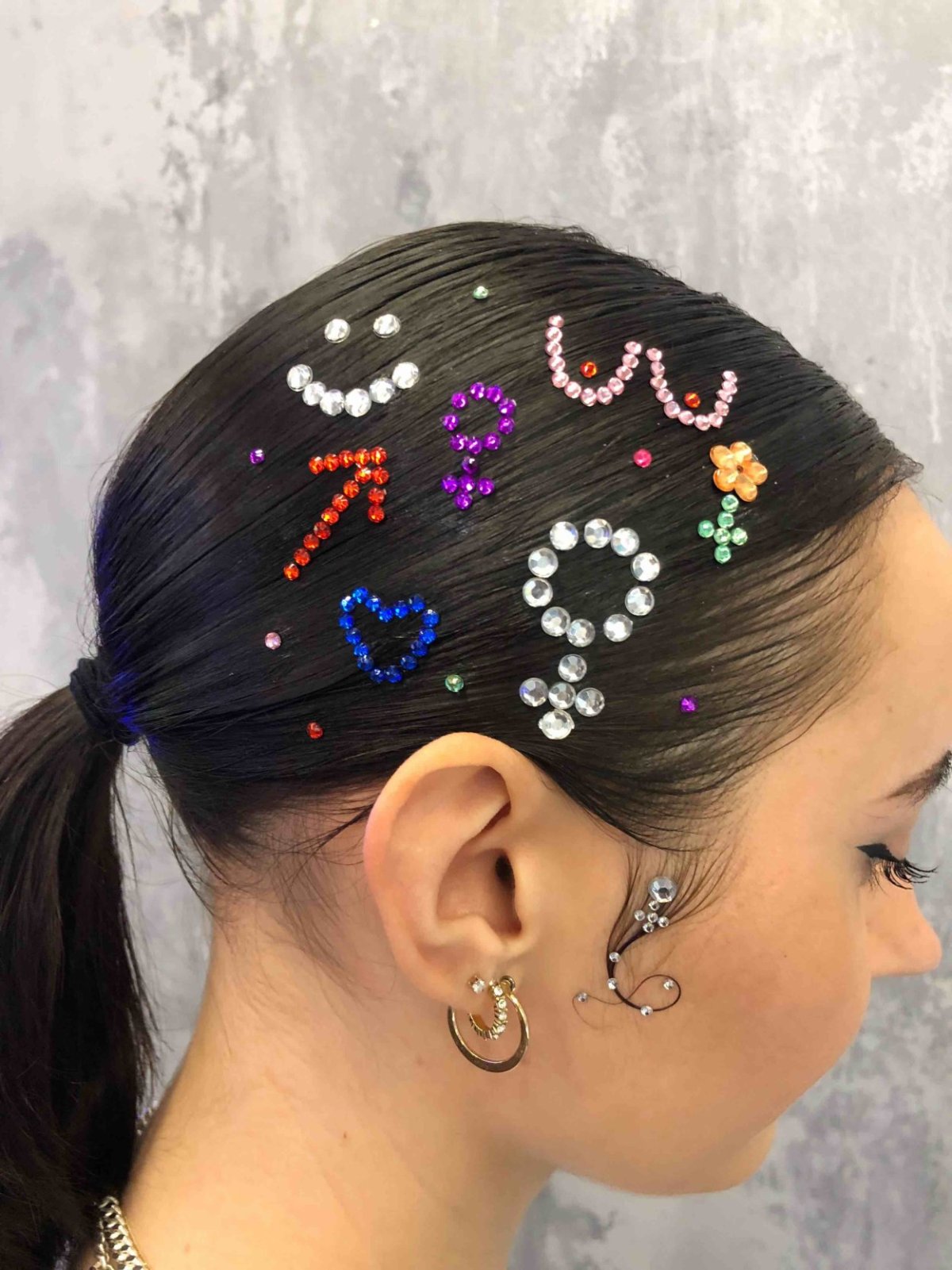 Современные прически на выпускной