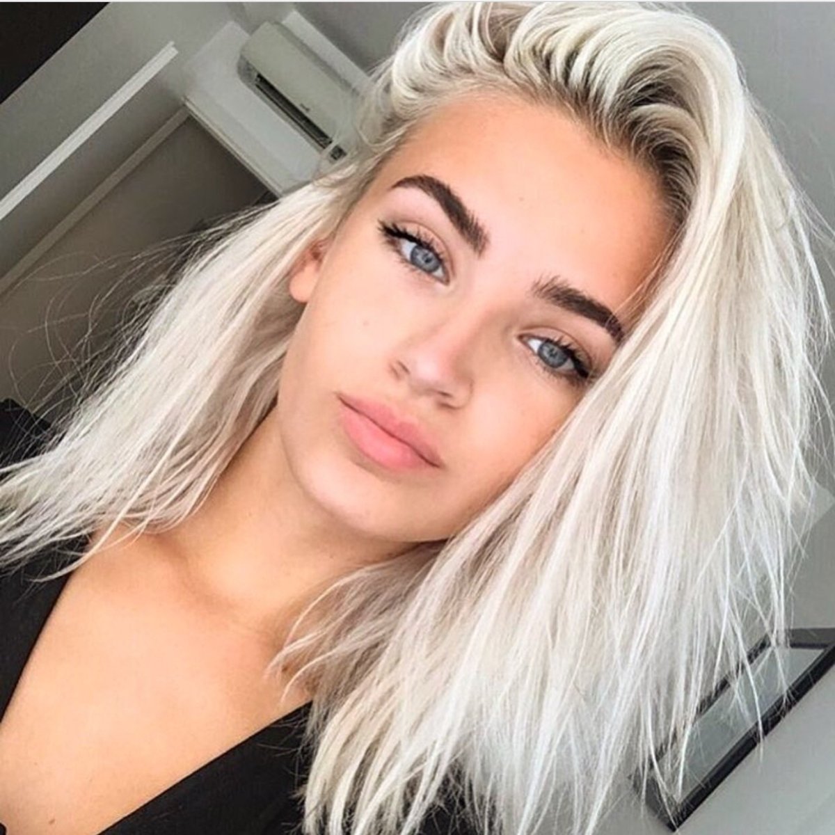 Блондинка с черными бровями