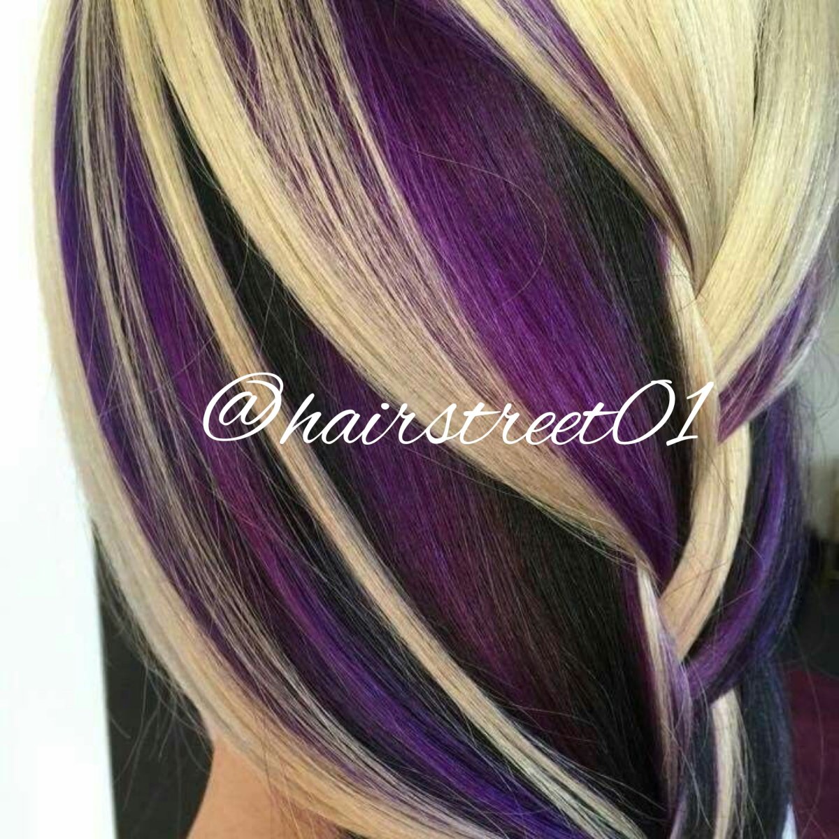 Фиолетовые пряди на светлых волосах