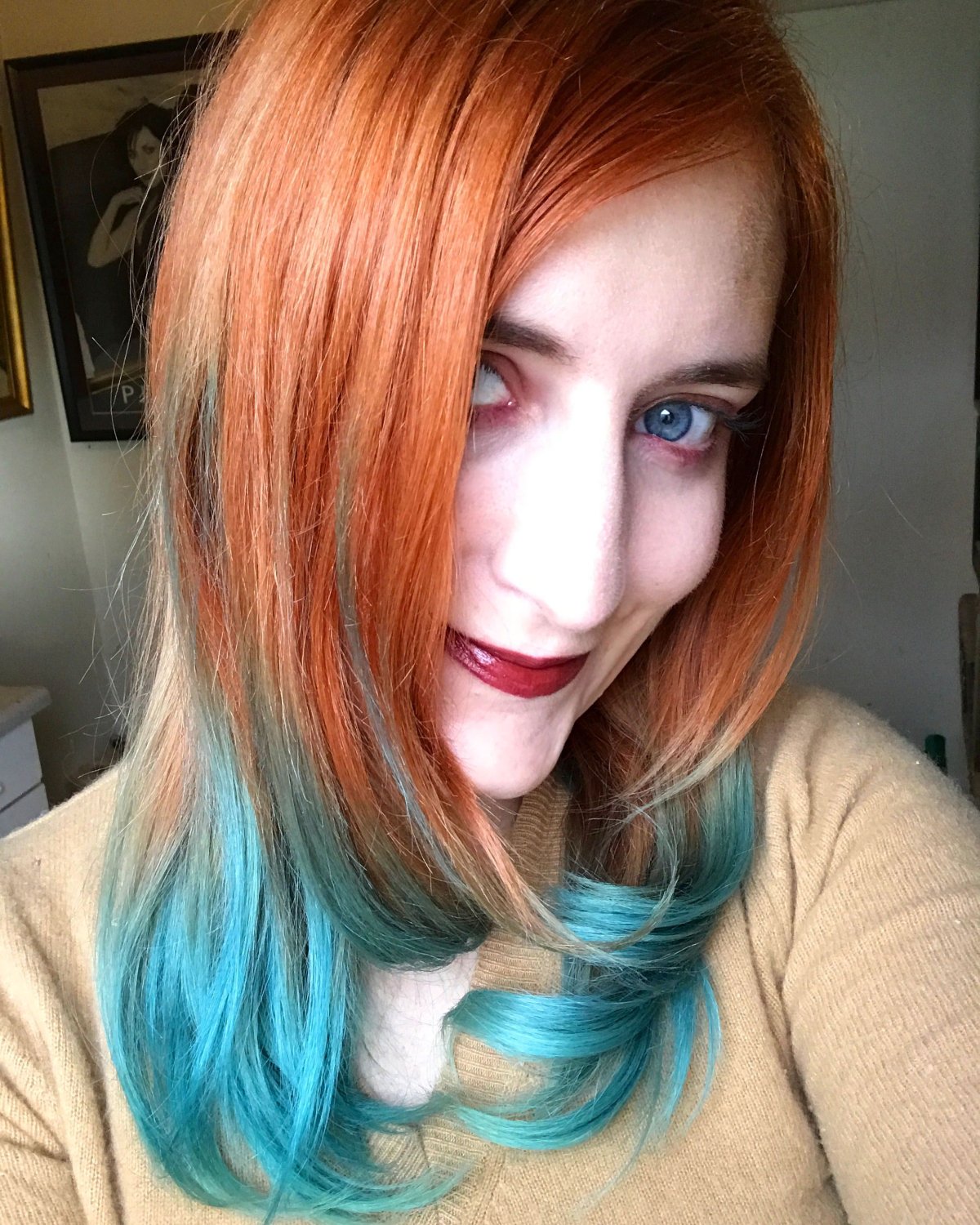 Рыжие волосы с фиолетовыми прядями