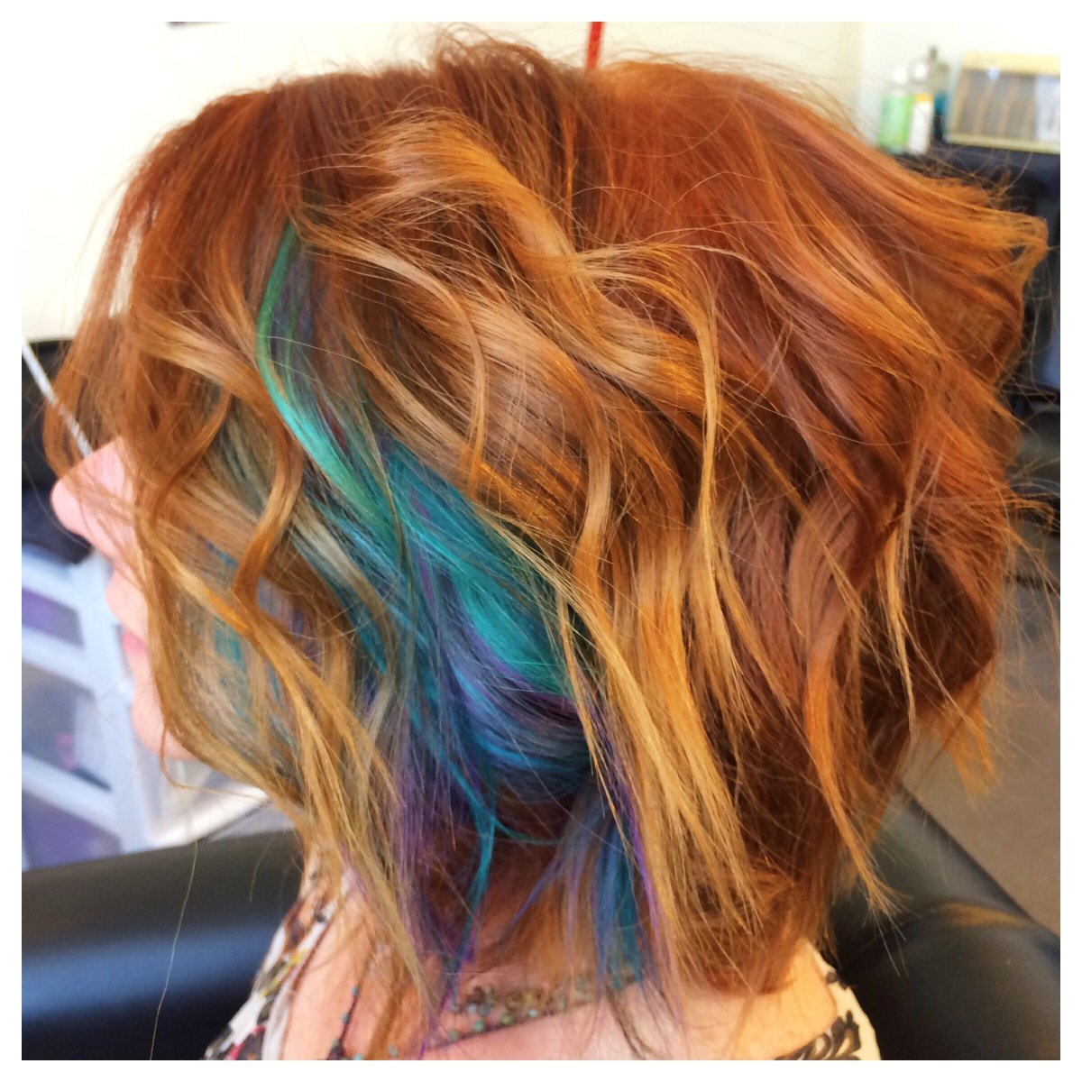 Зелёные пряди на рыжих волосах