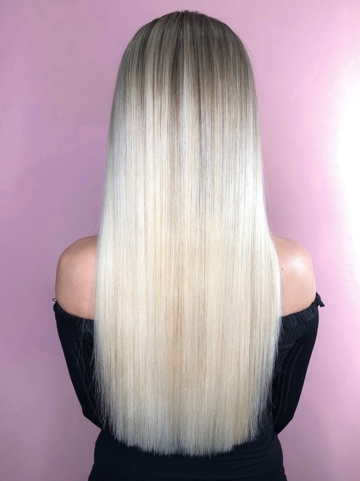 Девушка с длинными белыми волосами