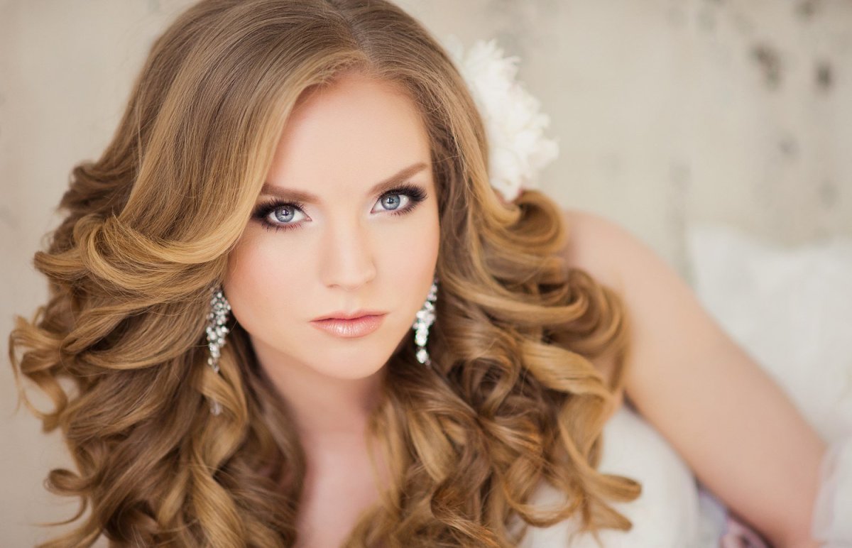 Прическа Локоны на средние