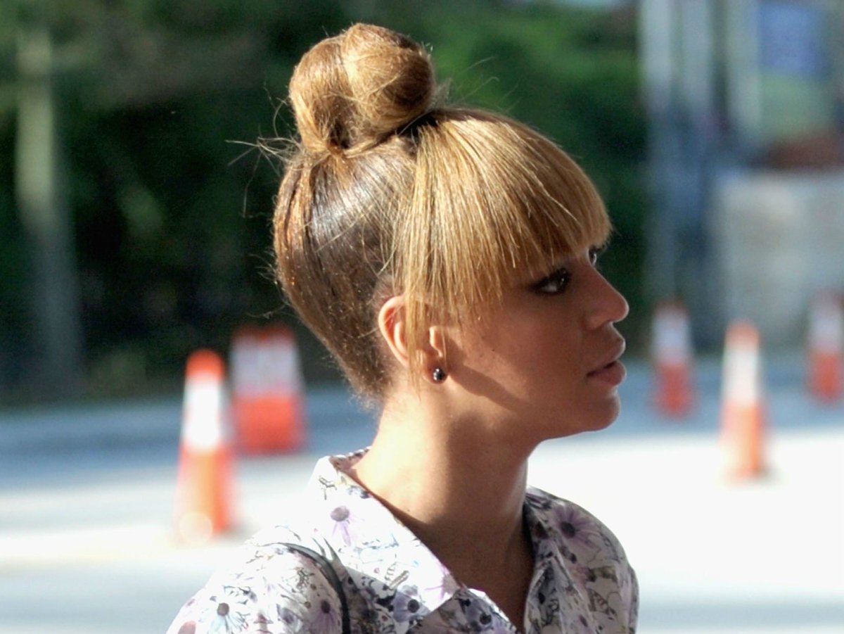 Прическа пучок с челкой