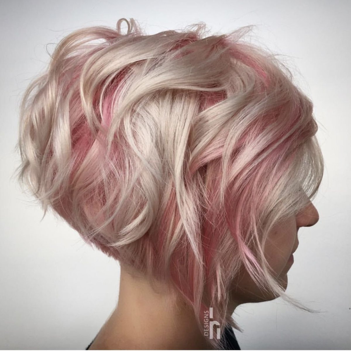 Боб с розовыми волосами