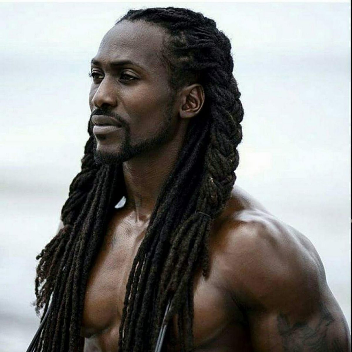Чернокожий с дредами