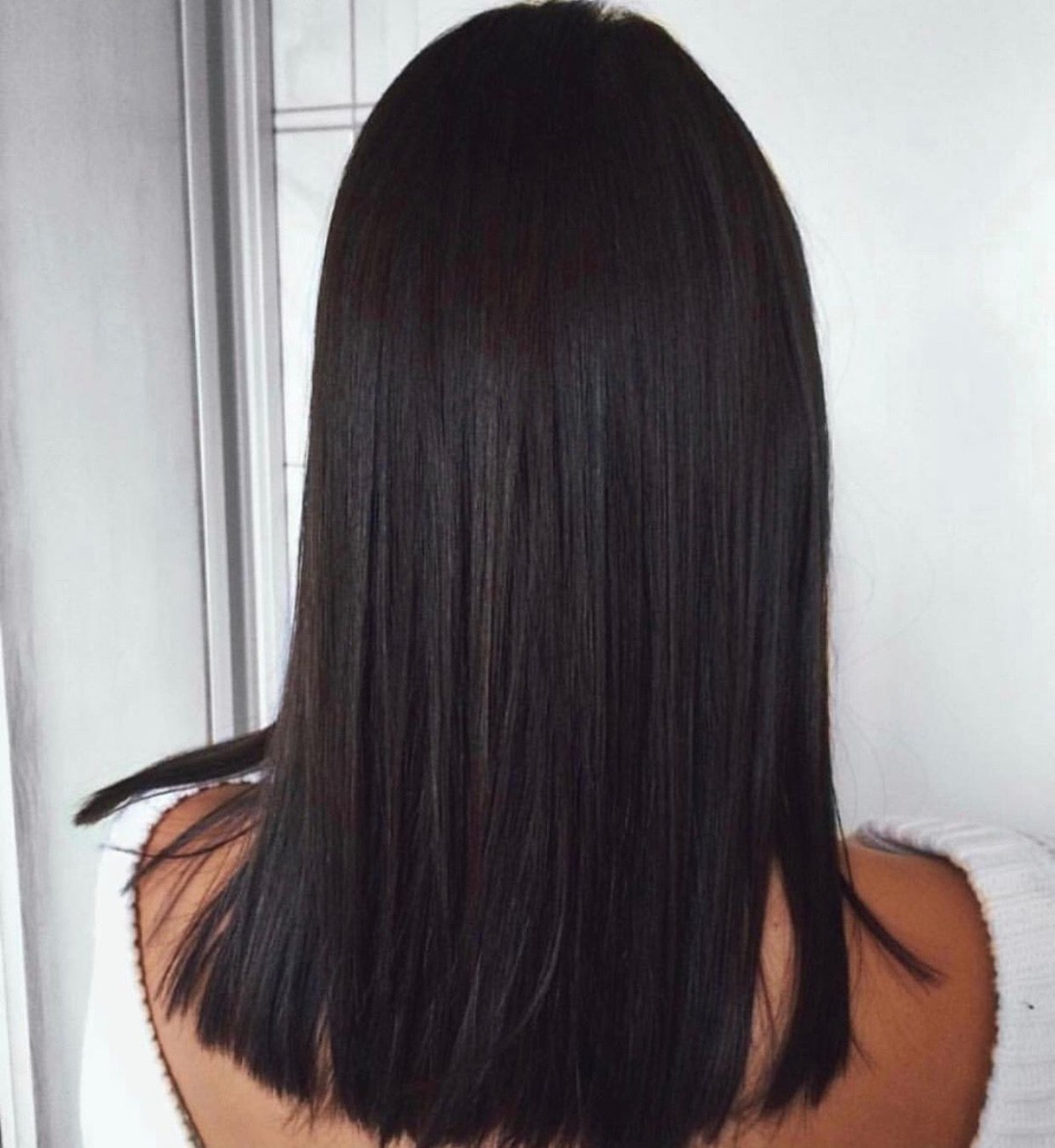 Стрижка на средние темные волосы с ровным срезом