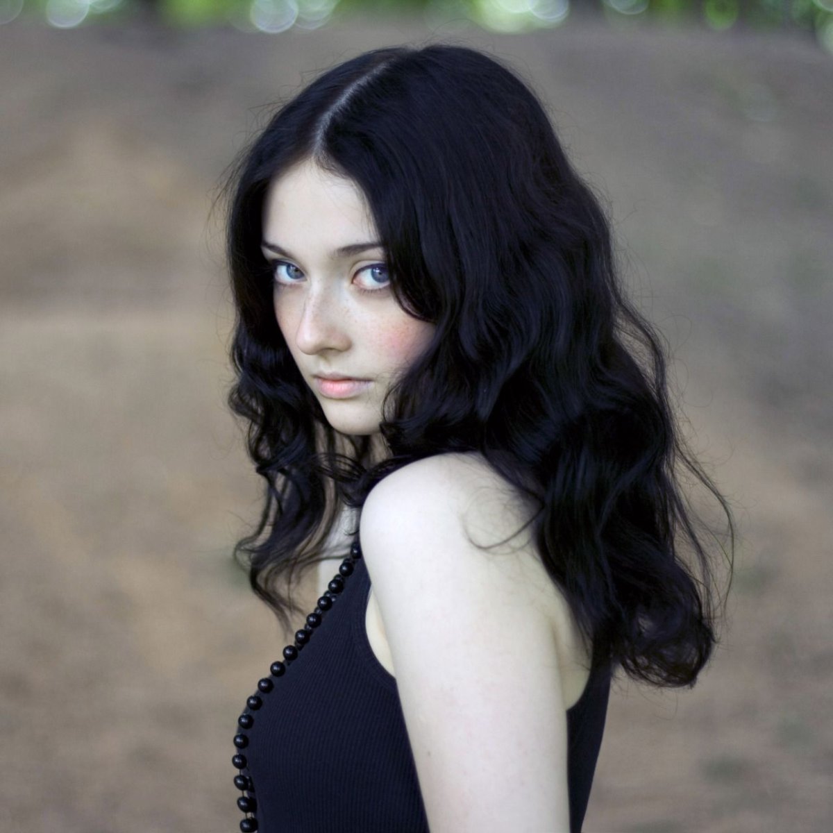 Брюнетка с бледной кожей