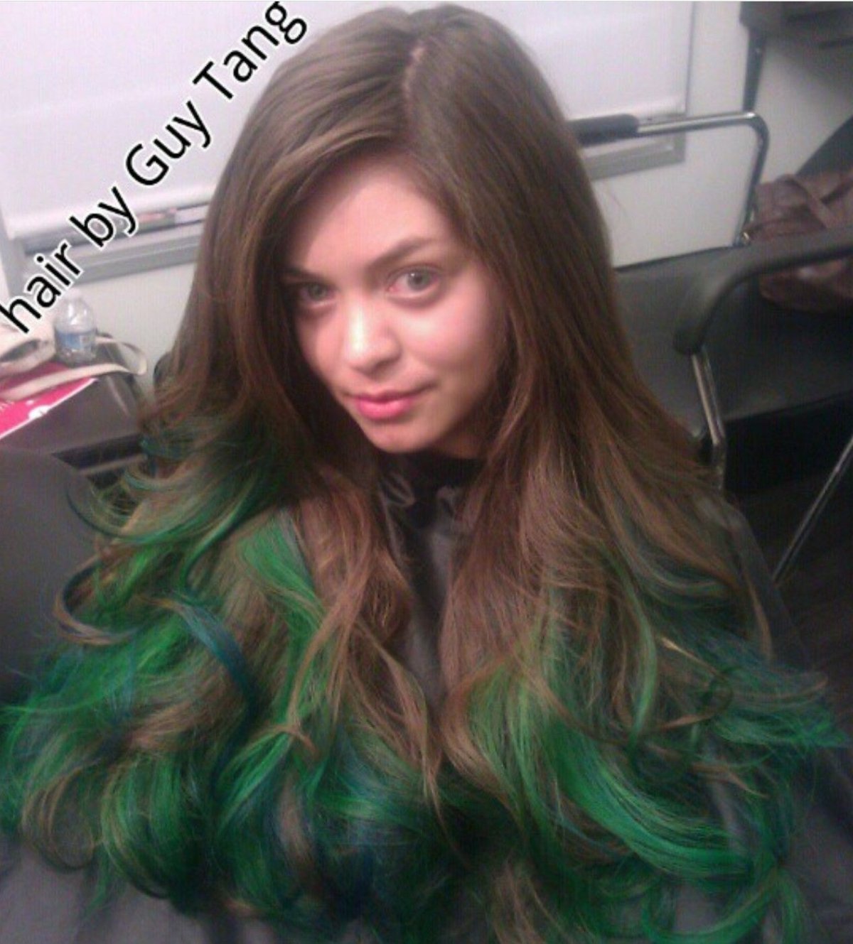 Зеленые кончики на каштановых волосах