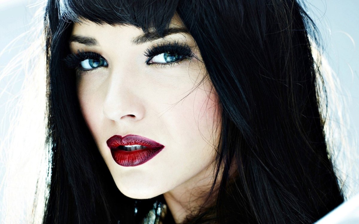 Фелисити Джонс тёмные волосы