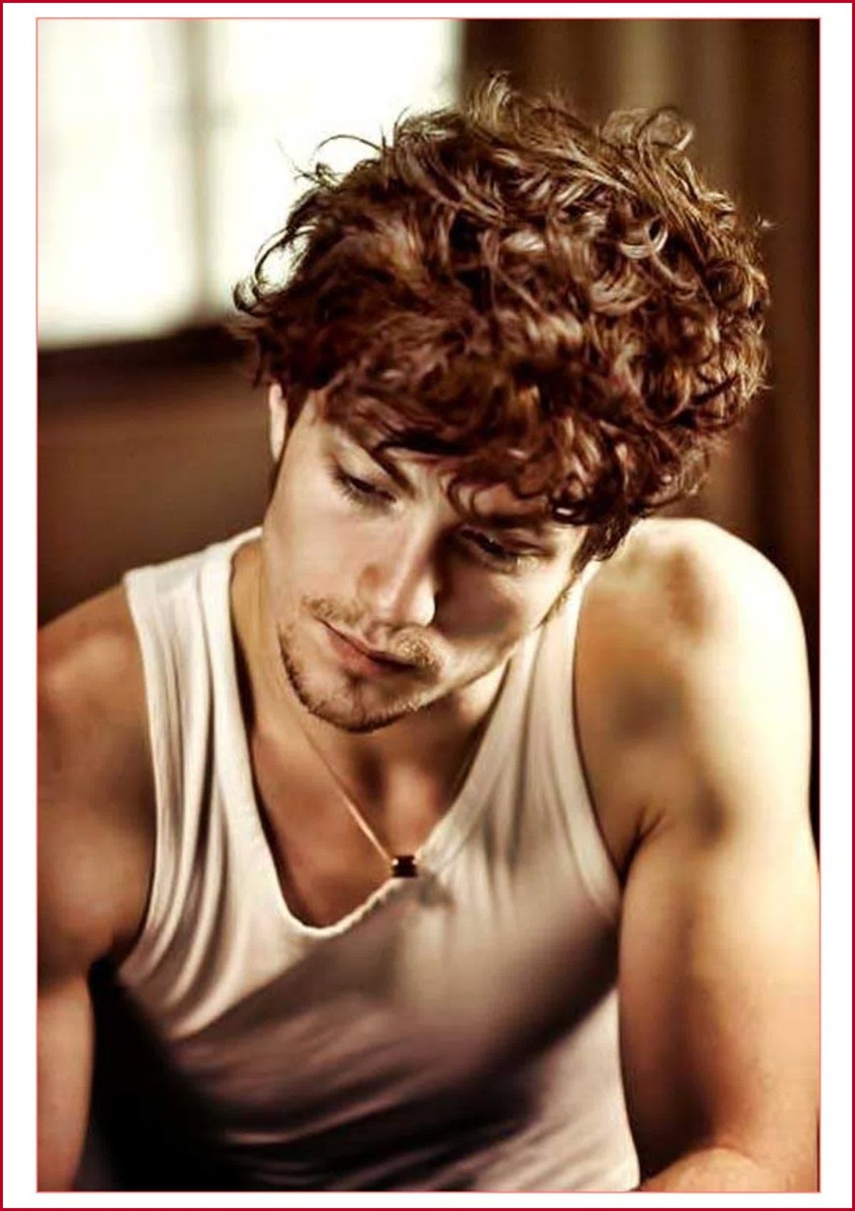 Аарон Тейлор Джонсон волосы