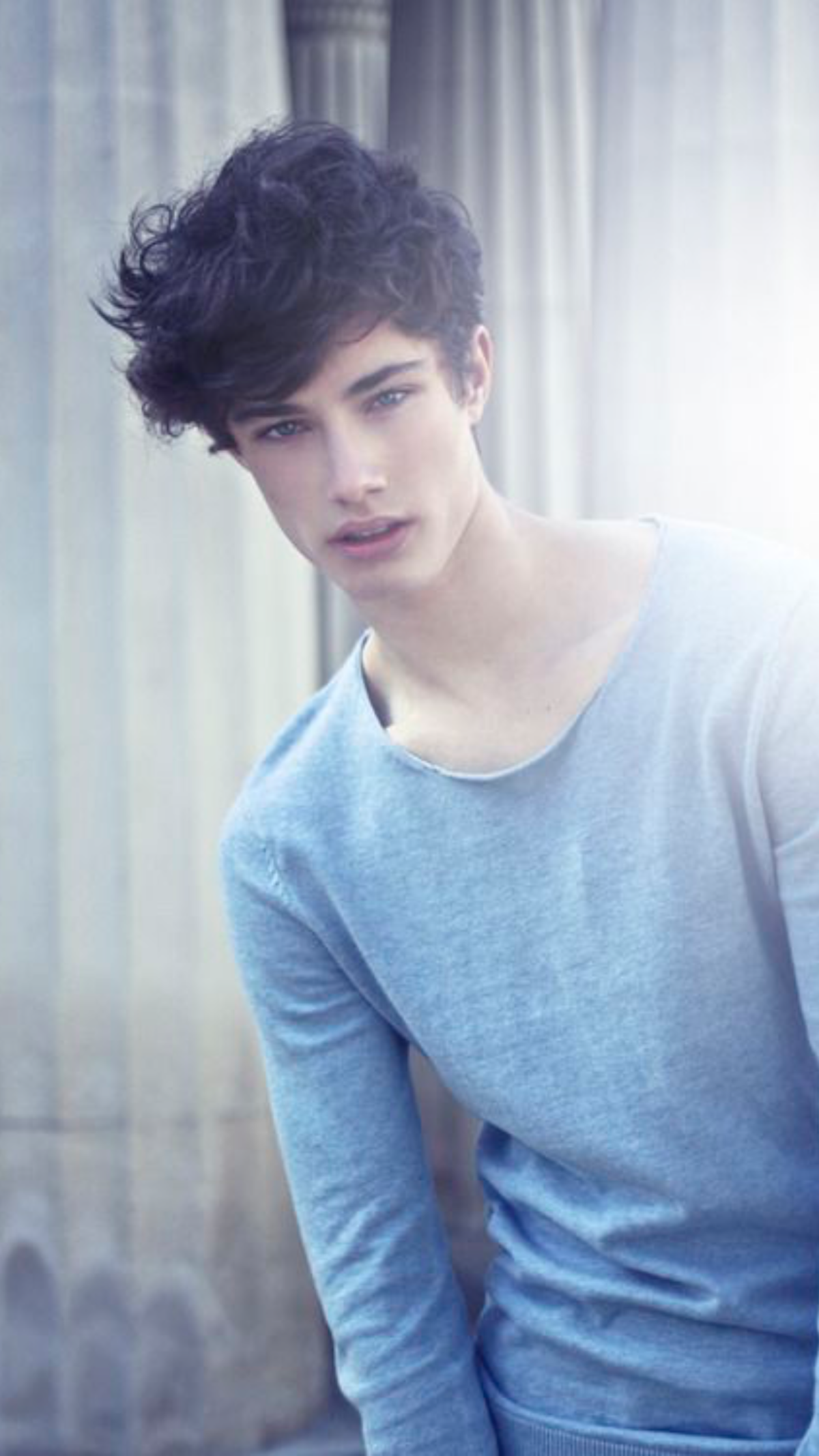 Парень с темными кудрявыми волосами