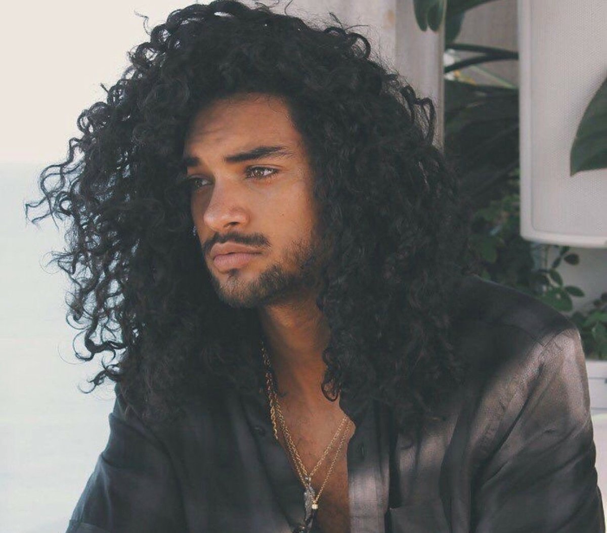 Парни с длинными волнистыми волосами