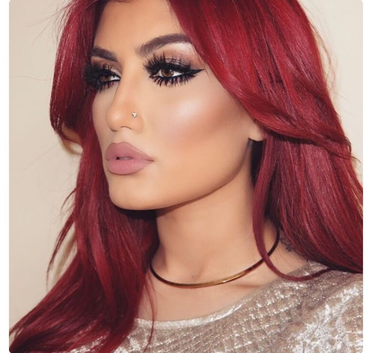 Красный цвет волос с карими глазами