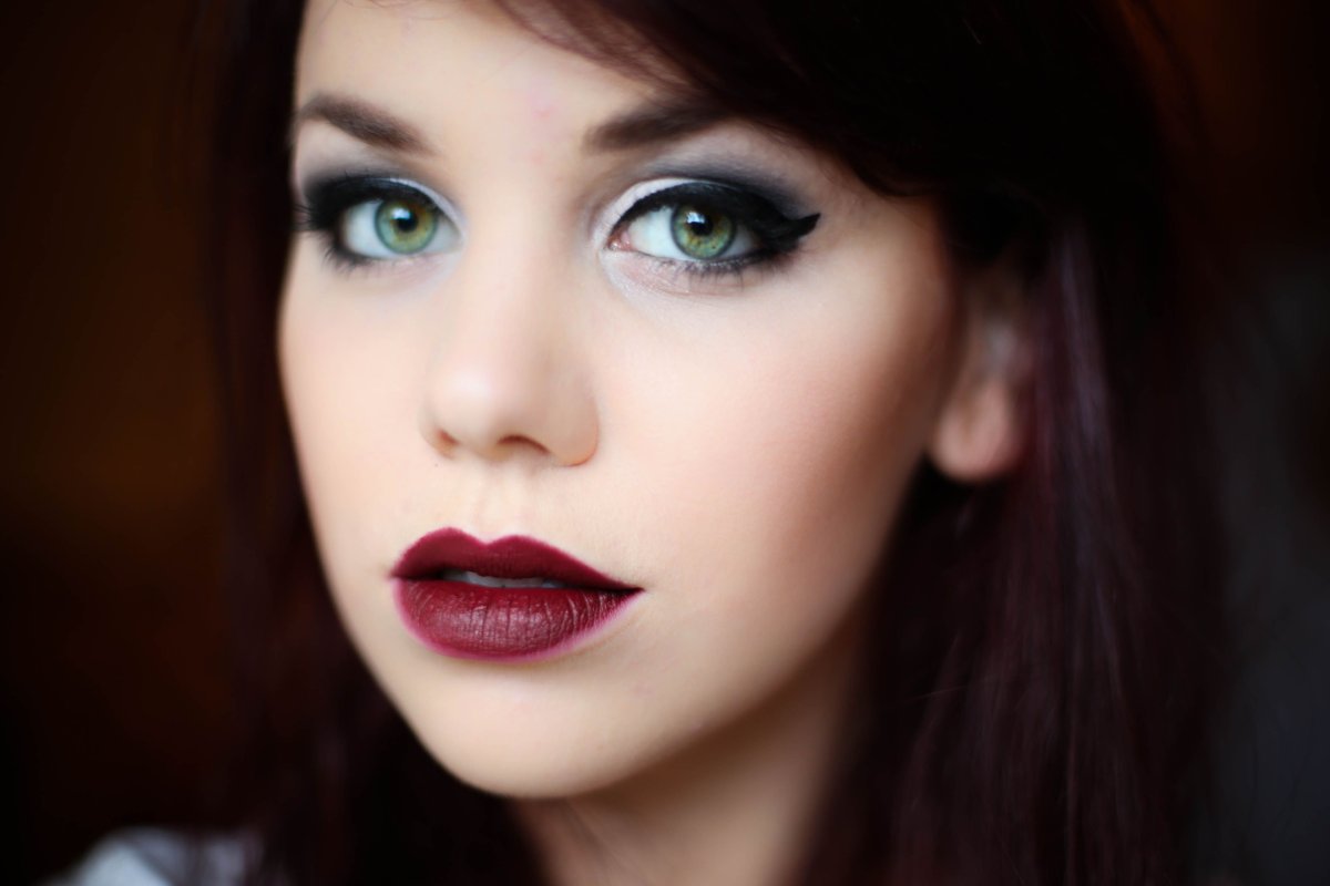 Темно красная помада