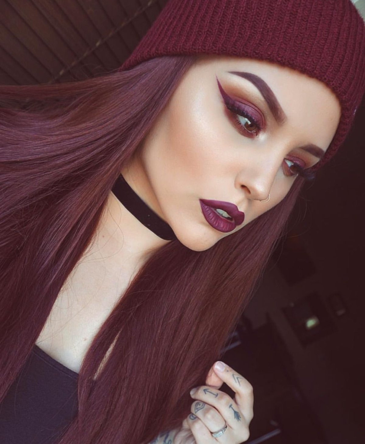 Даяна Кранк с красными волосами