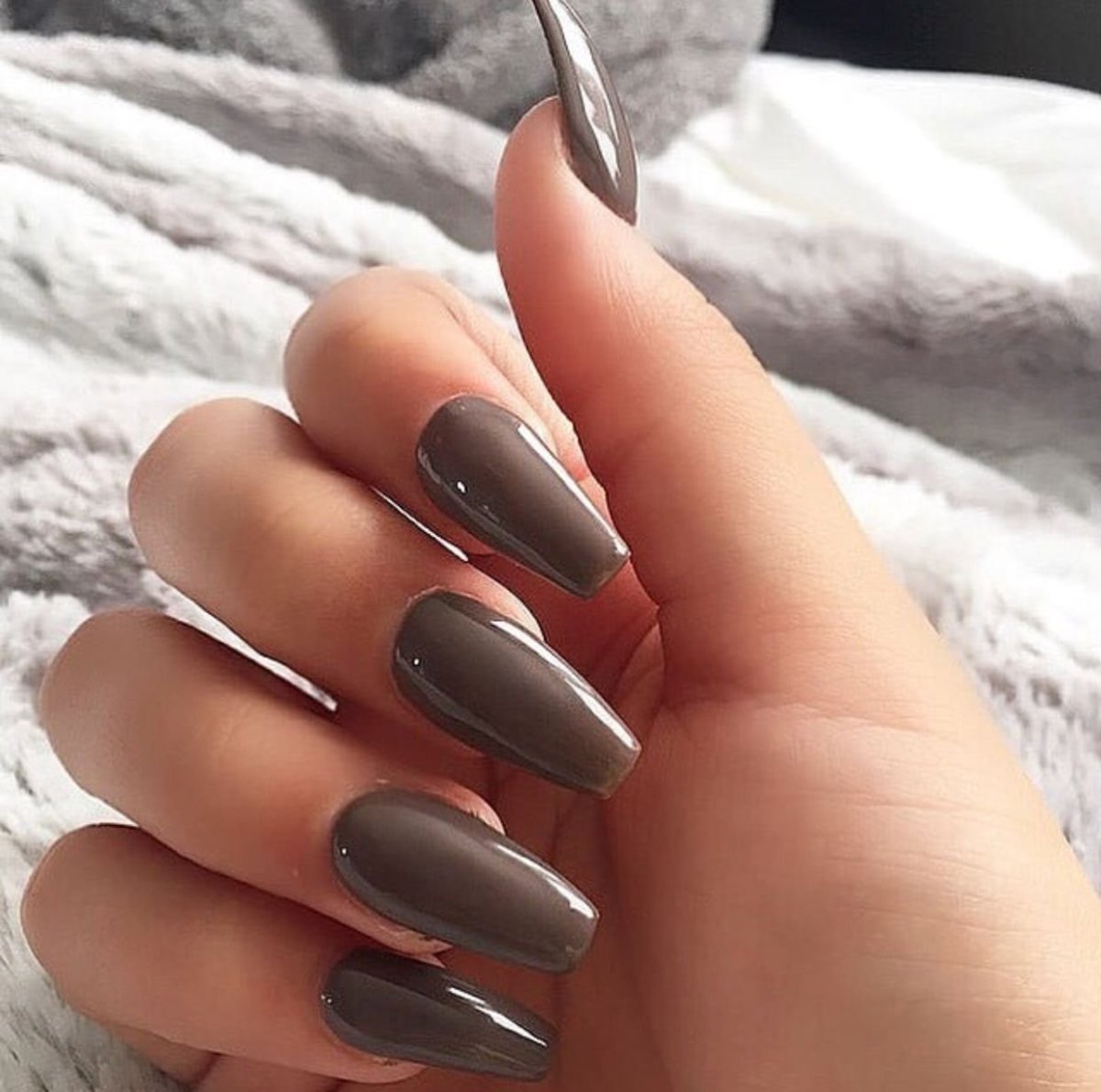 Осенний маникюр темный на миндалевидные ногти