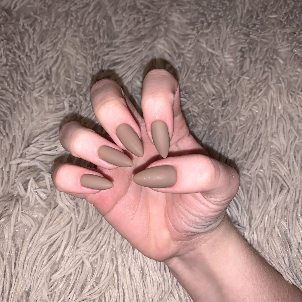 Нюдовый маникюр однотонный миндаль