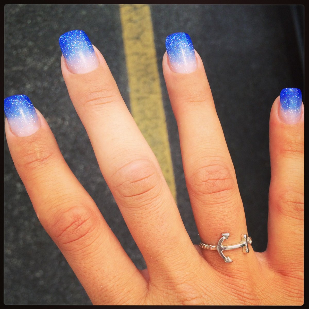 Французский маникюр с синими кончиками
