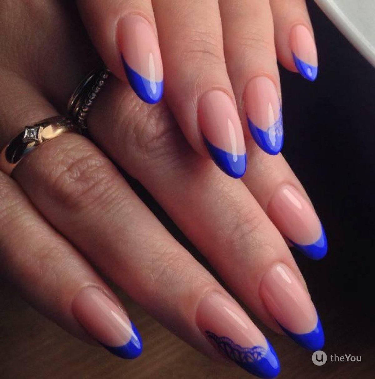 Синий френч на миндалевидных ногтях