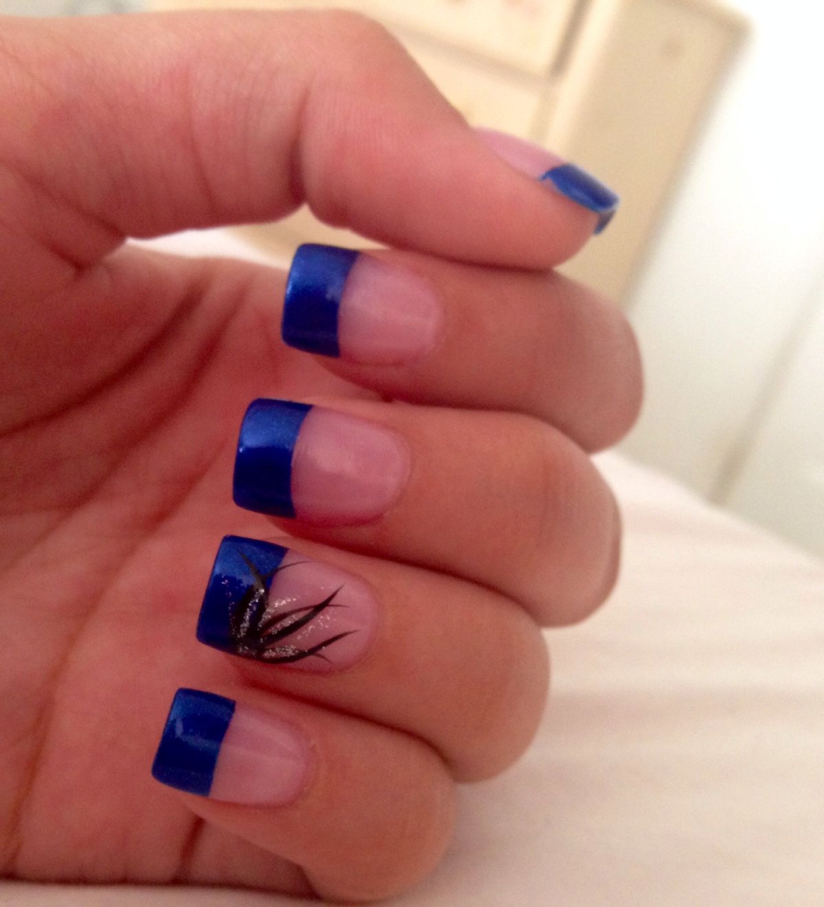 Темно-синий френч на ногтях короткие квадратные