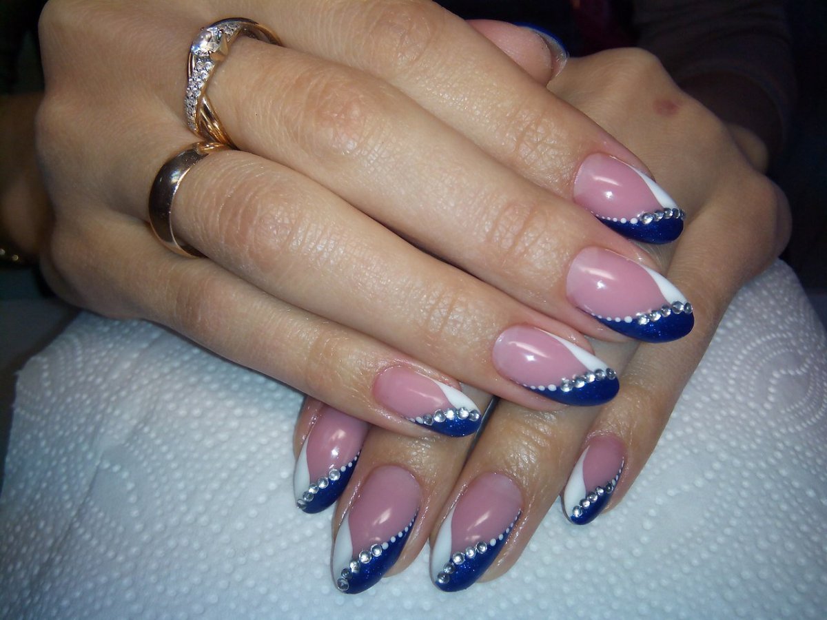 Синие ногти с белым френчем