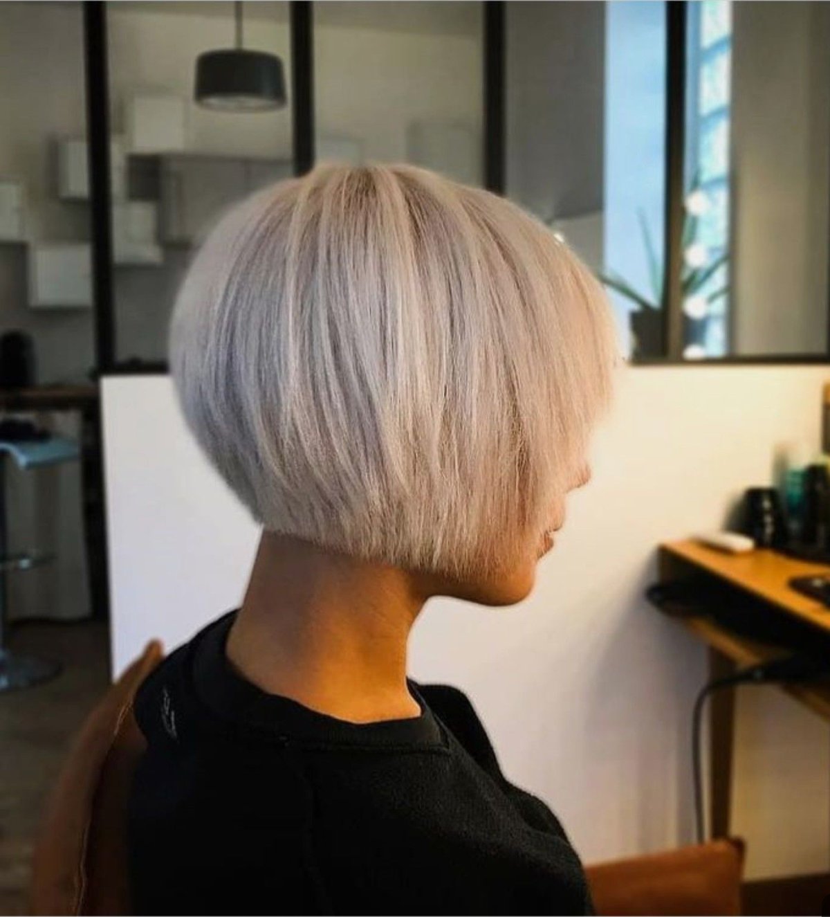 Объемный Боб каре на средние волосы с челкой