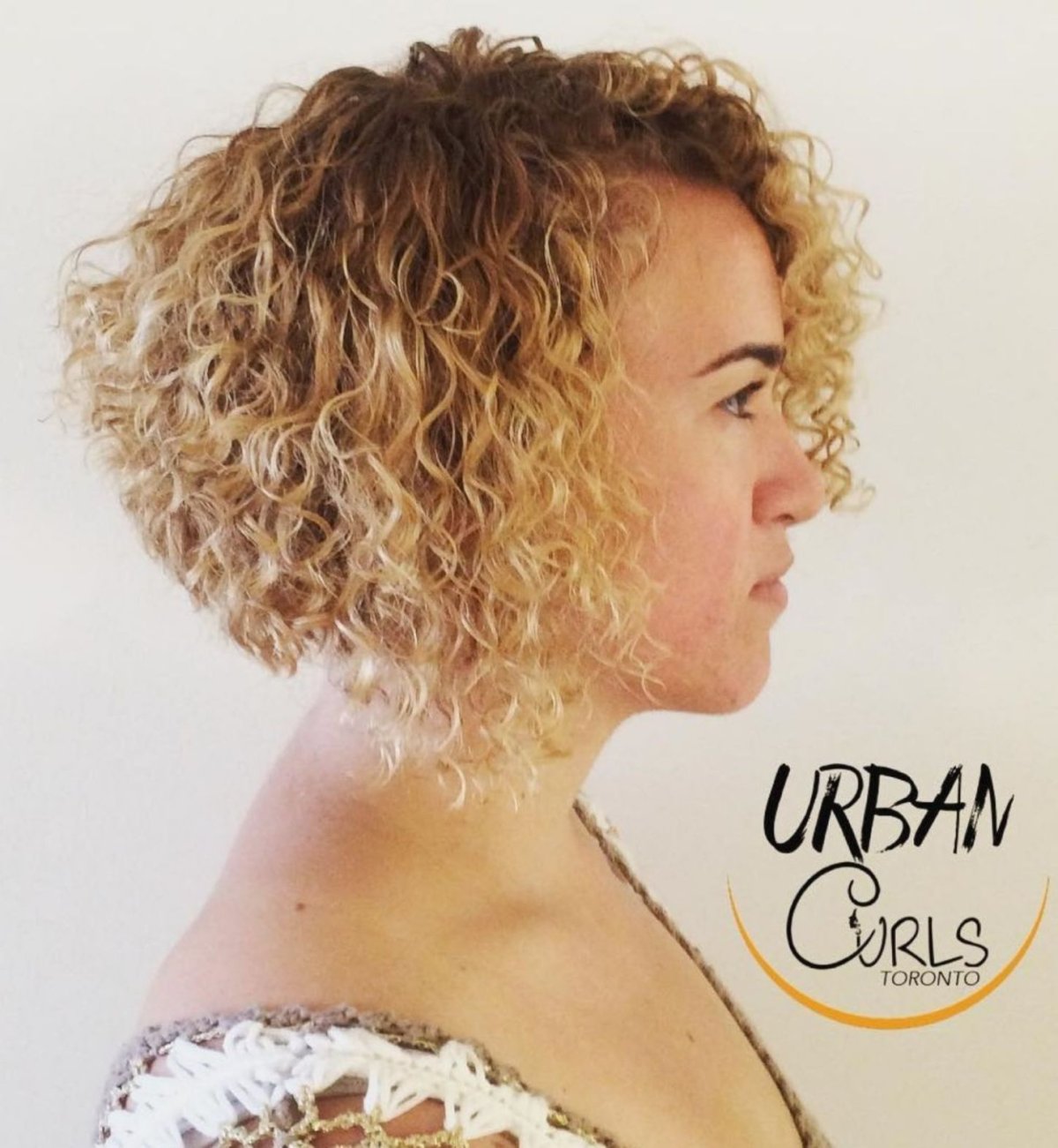 Прическа Боб с химической завивкой