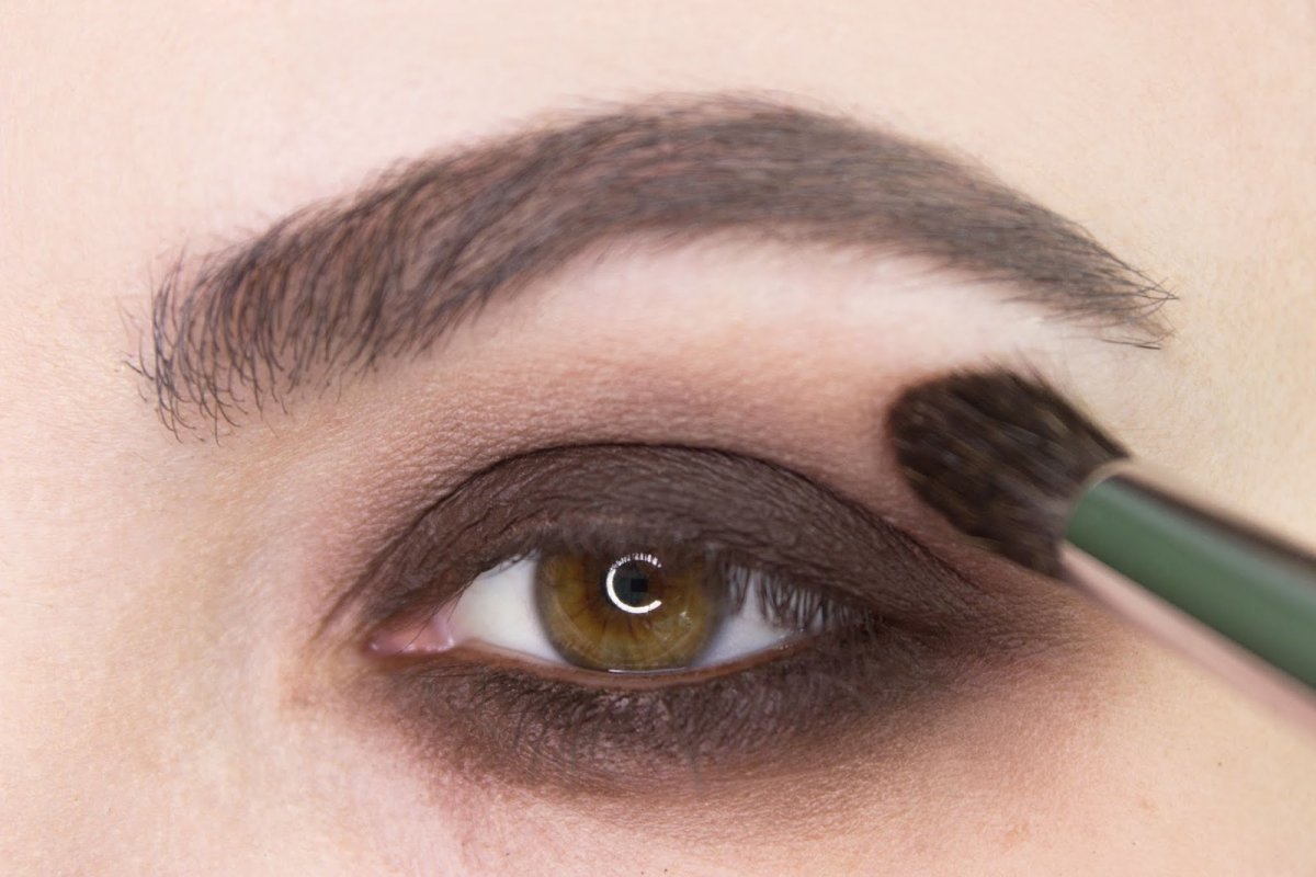 Коричневая подводка для голубых глаз