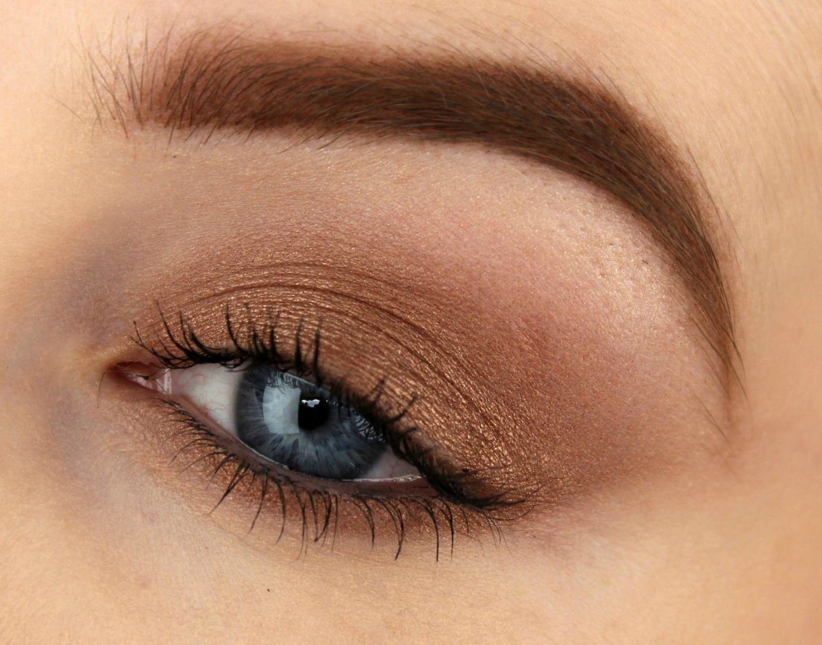 Коричневый карандаш для глаз макияж