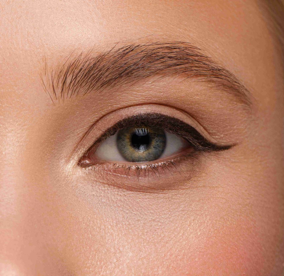 Коричневый карандаш для глаз