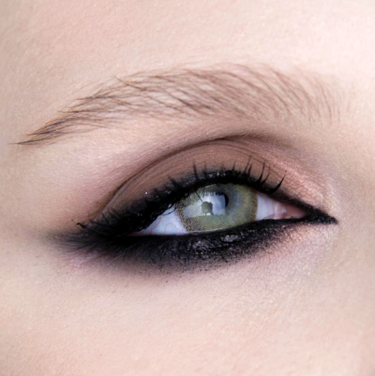 Необычная форма бровей