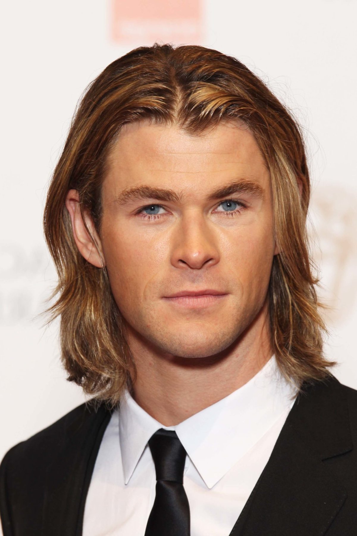 Крис Хемсворт с длинными волосами