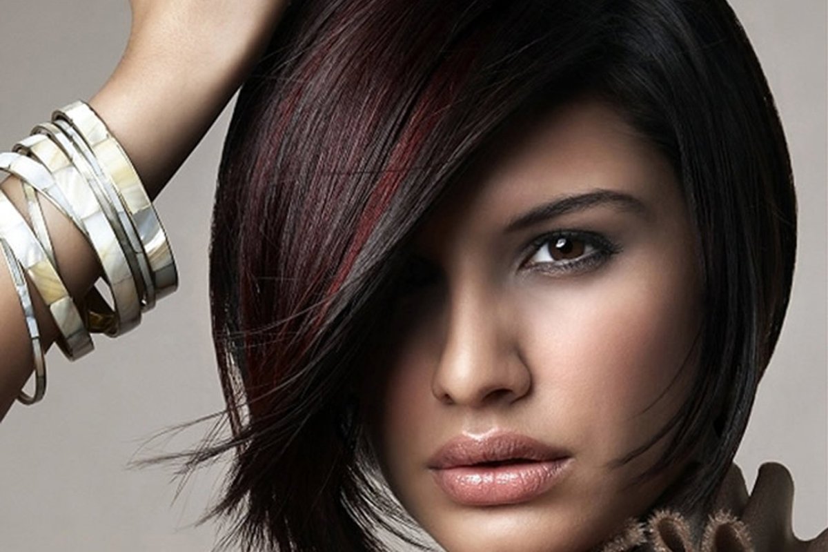 Стрижка Боб на ножке с красным мелированием