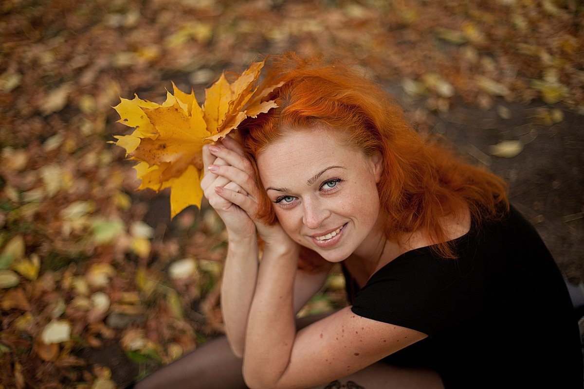 Пожилая женщина с красными волосами