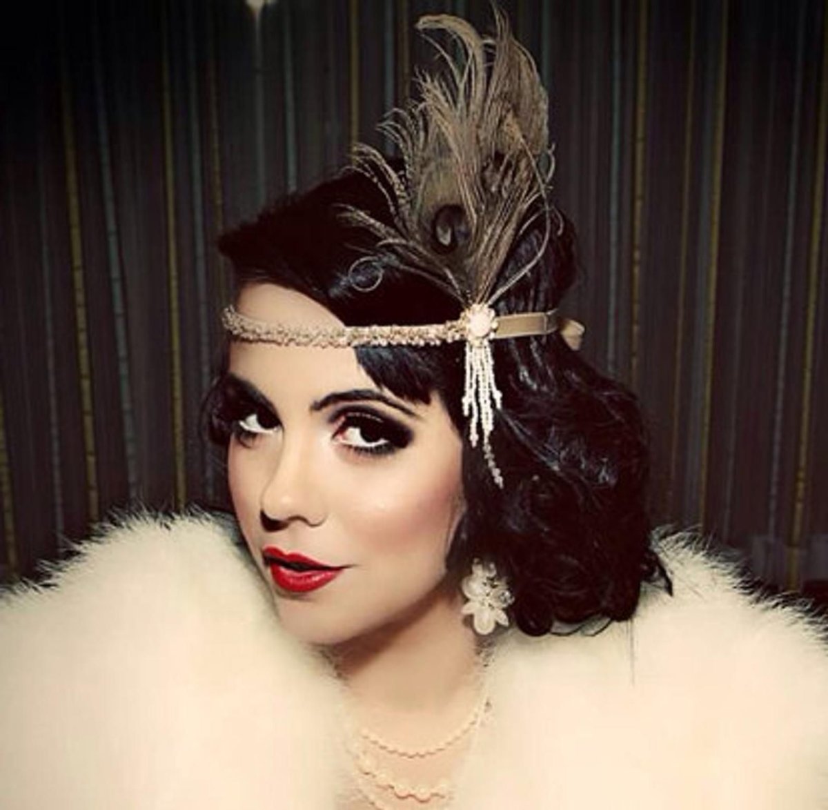 Прическа в стиле Гэтсби с ободком