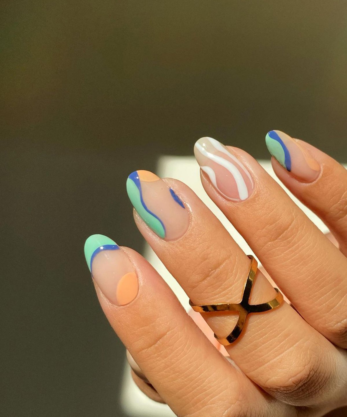 Маникюр с волнистыми линиями