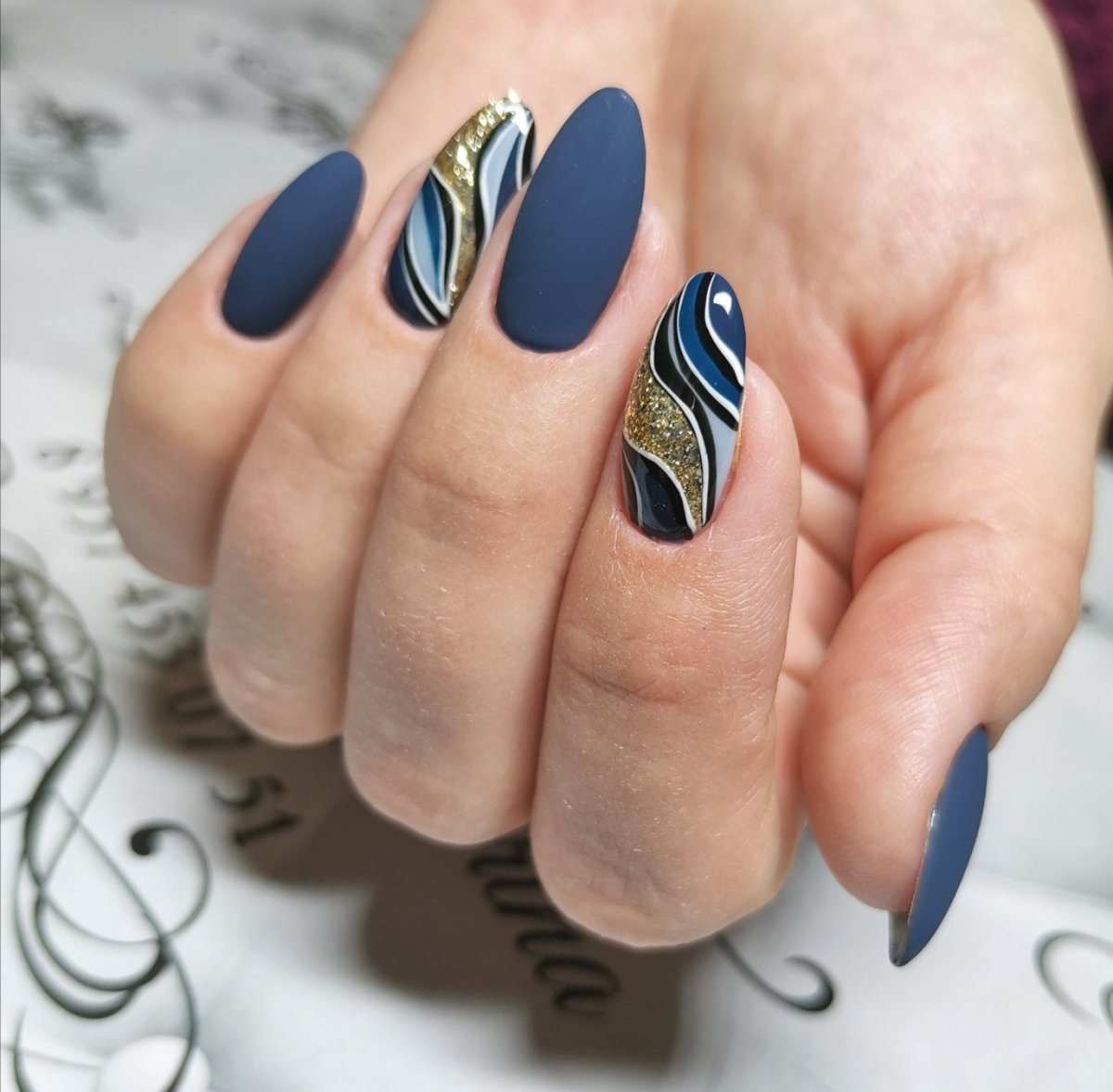 Маникюр с абстрактным рисунком