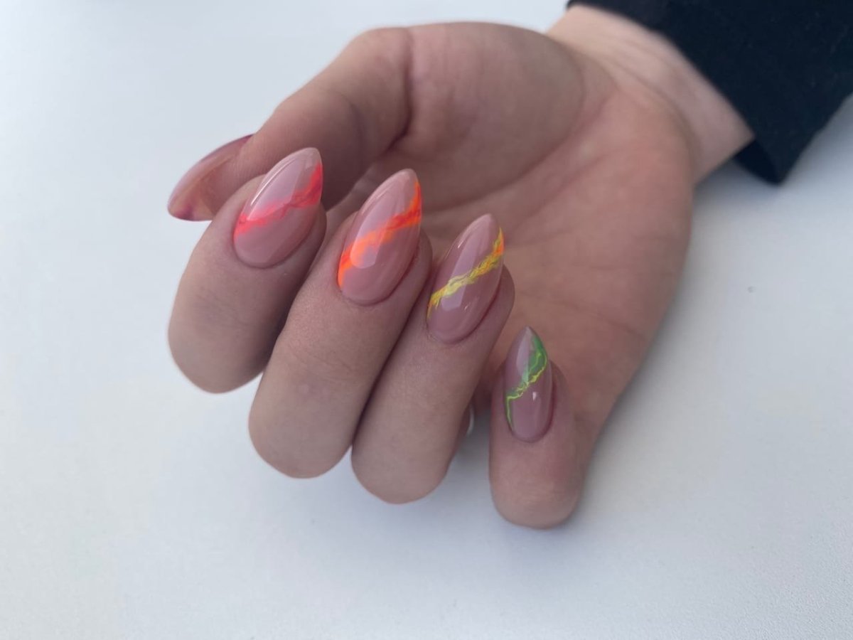 Разноцветный нюдовый маникюр