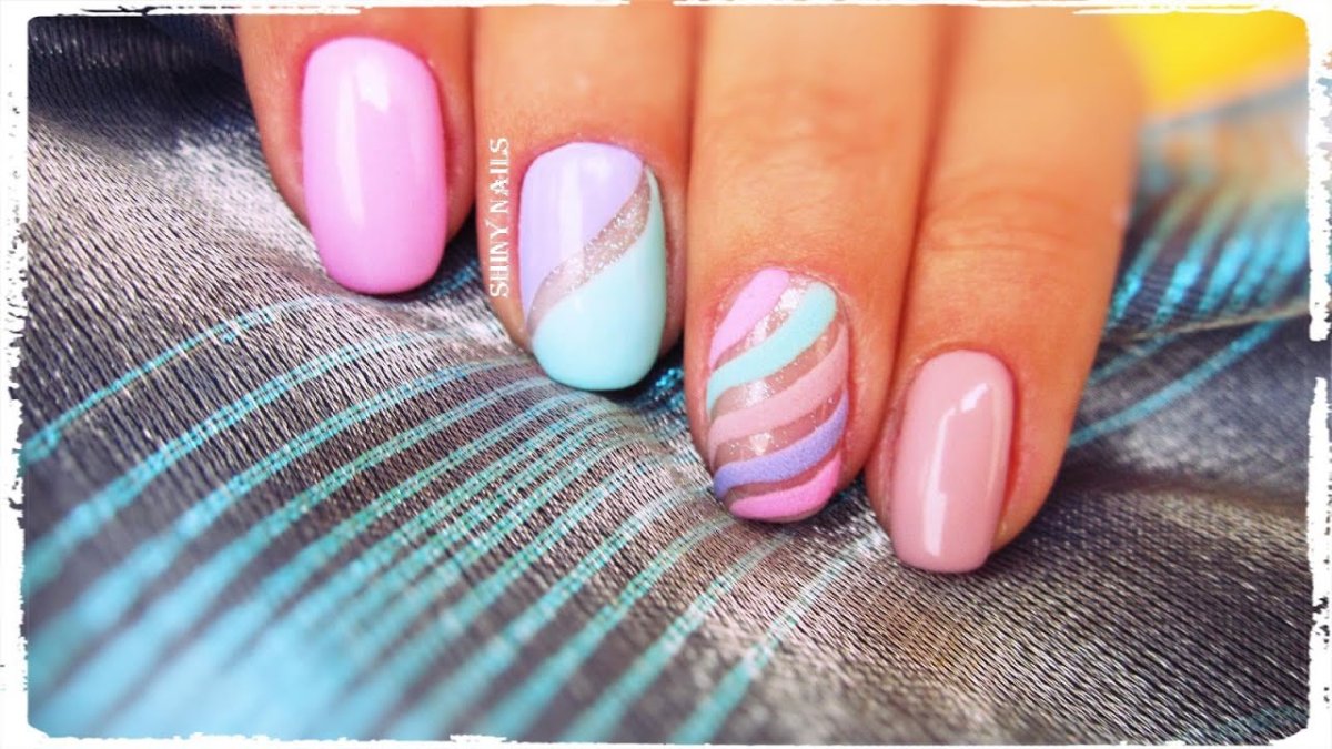 Маникюр с волнистыми полосками