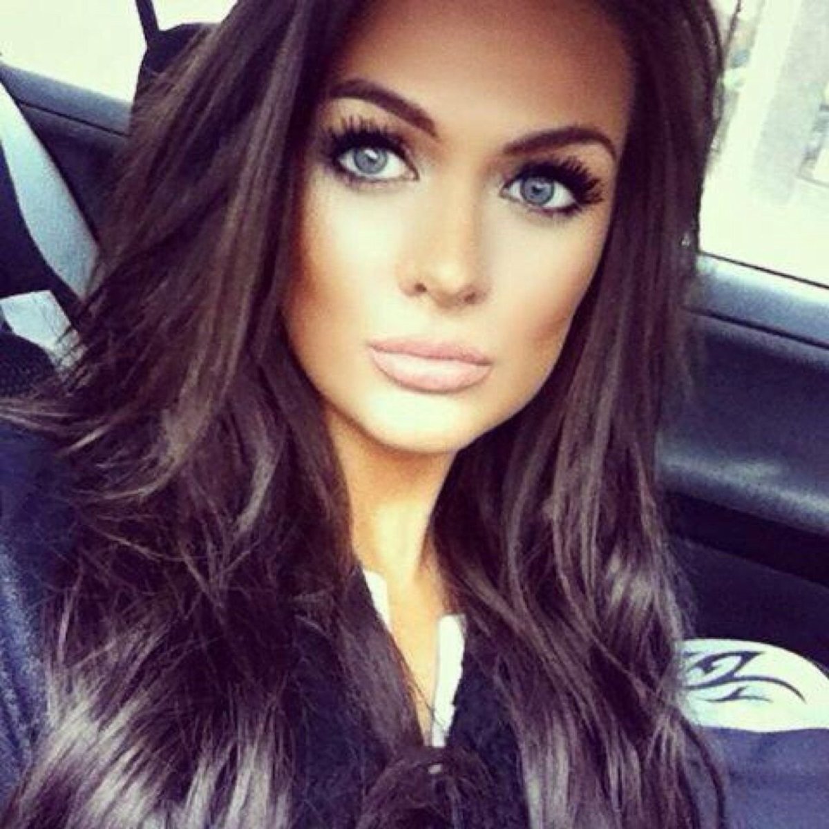 Темный цвет волос для голубых глаз