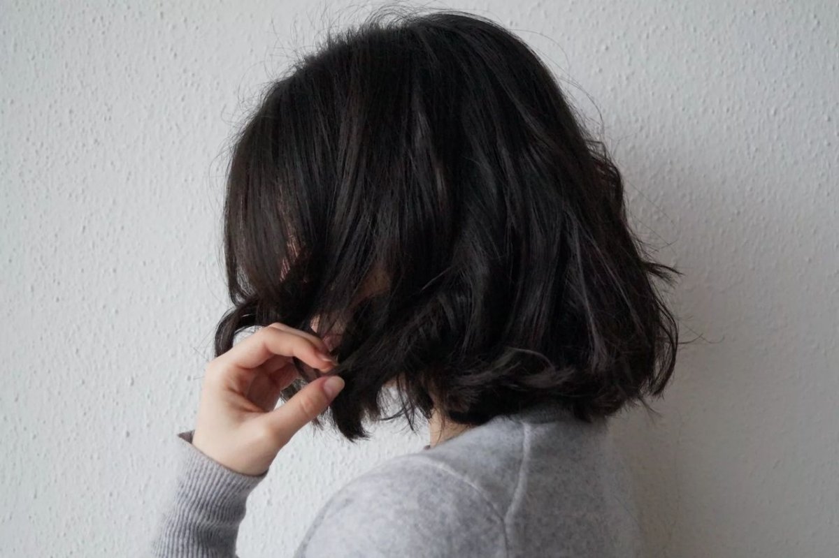 Брюнетка с каре со спины