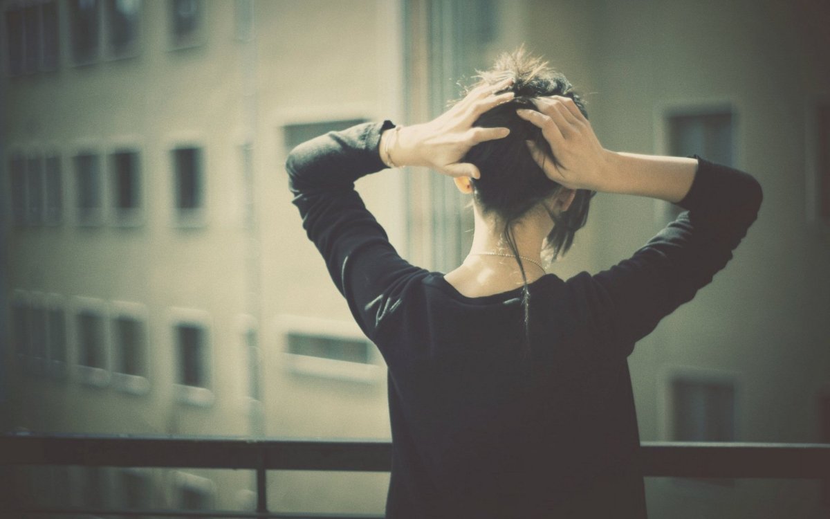 Девушка с короткими волосами со спины