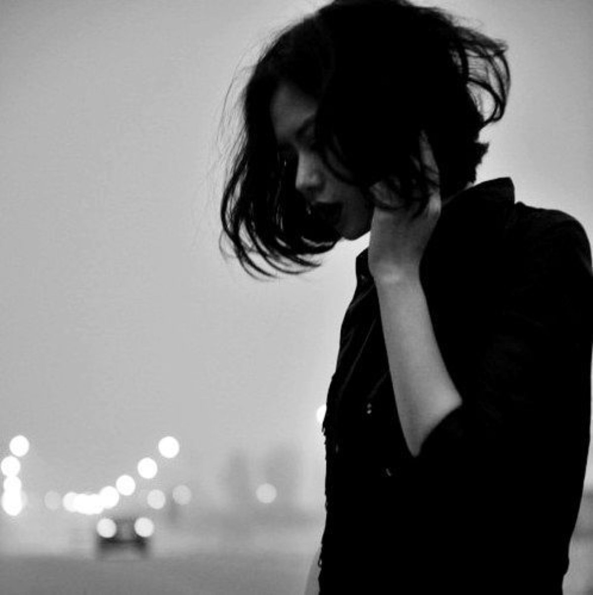 Девушка с каре черно белое