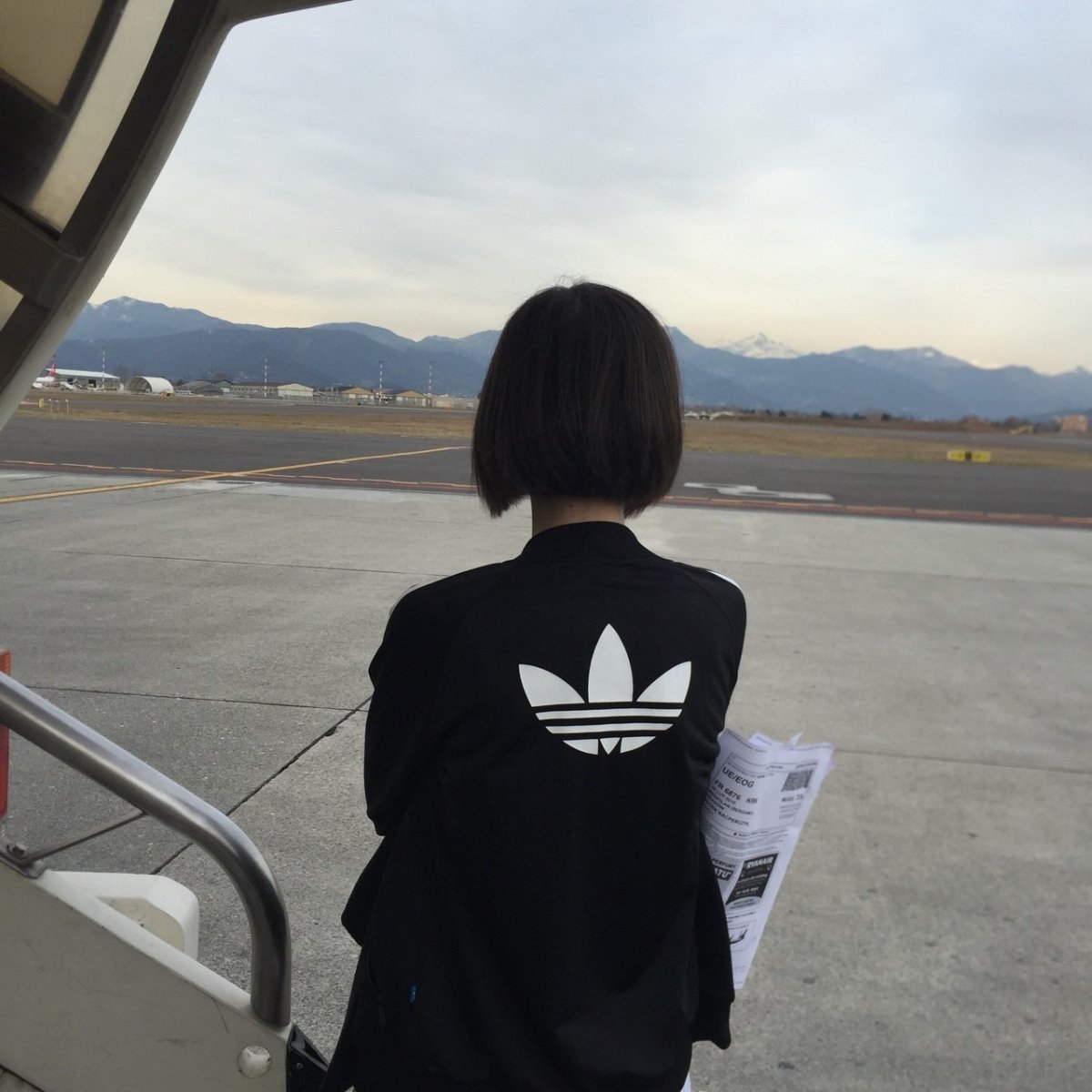 Девушка с каре со спины