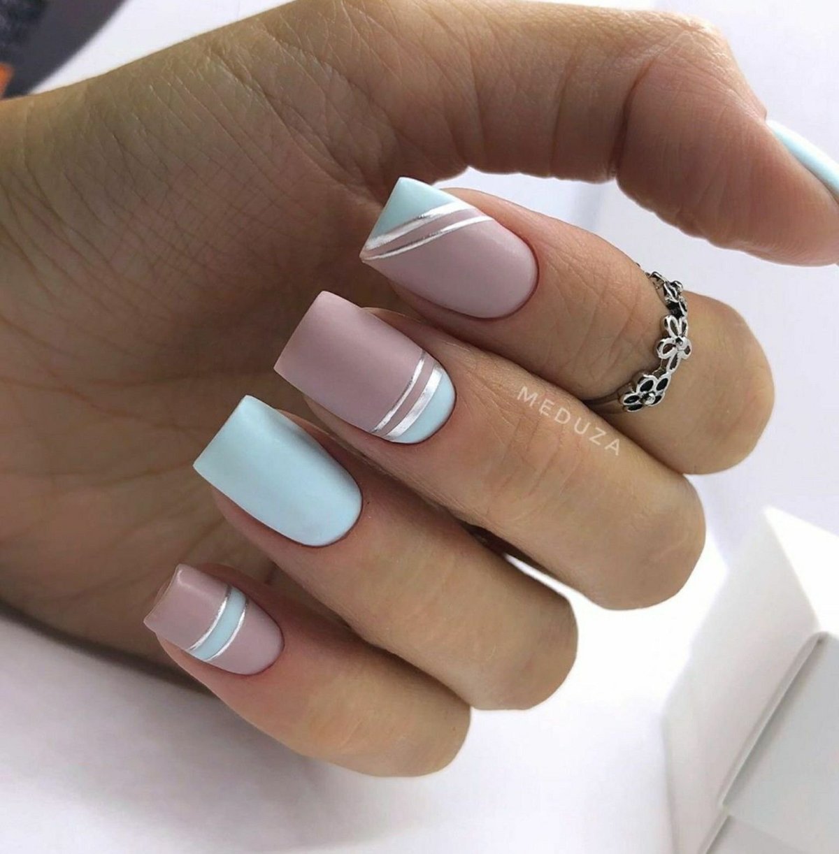 Красивый нежный маникюр с полосками