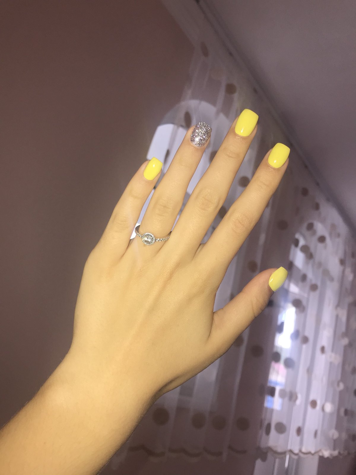 Желтые квадратные ногти длинные