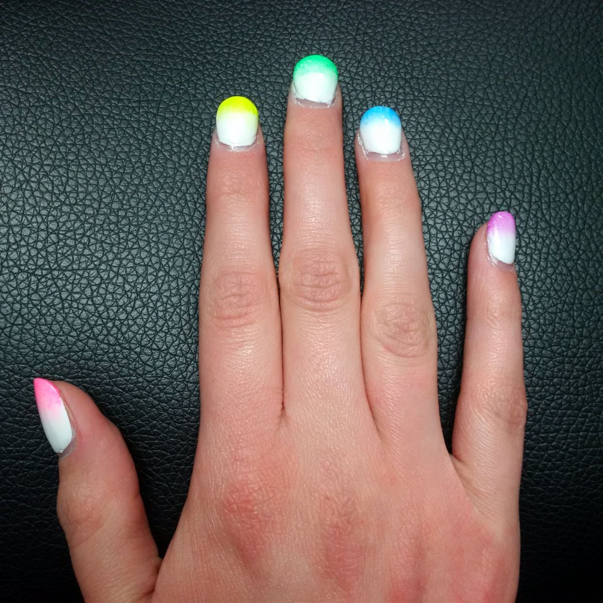 Неоновый желтый маникюр на квадратные ногти