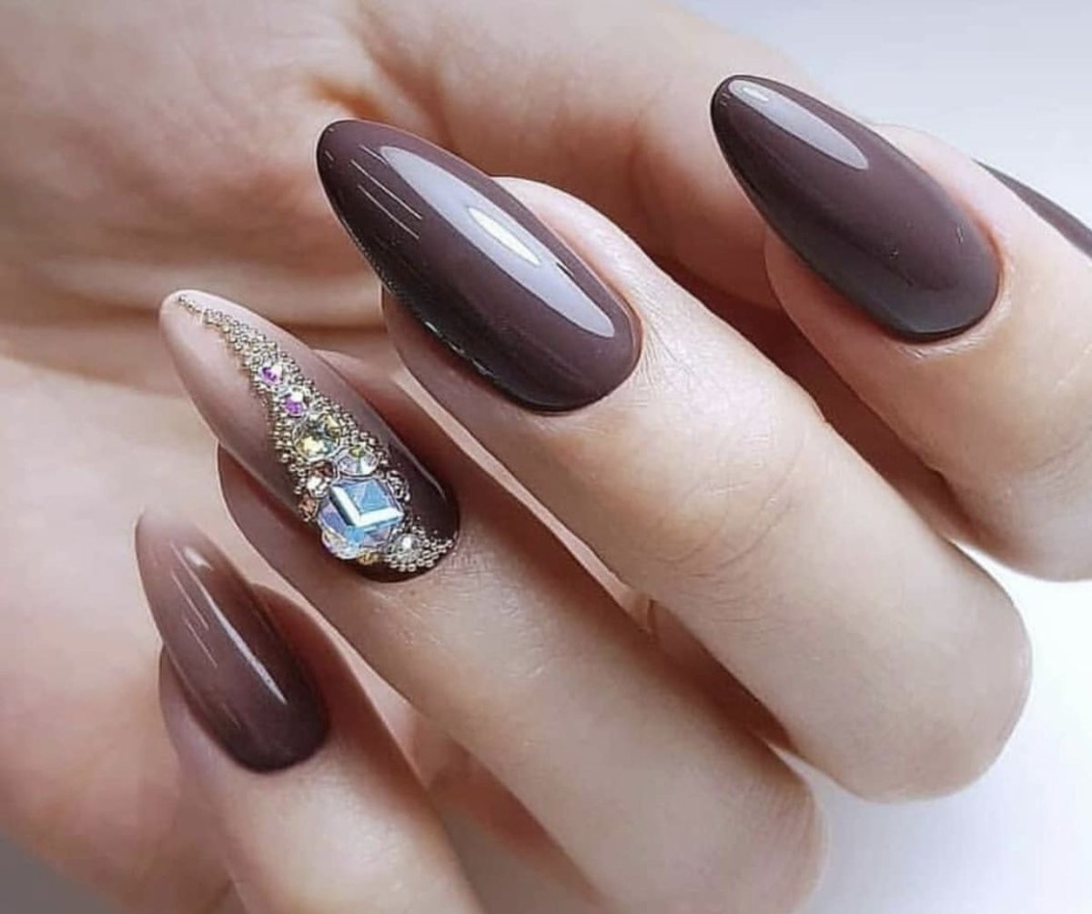 Коричневые ногти длинные