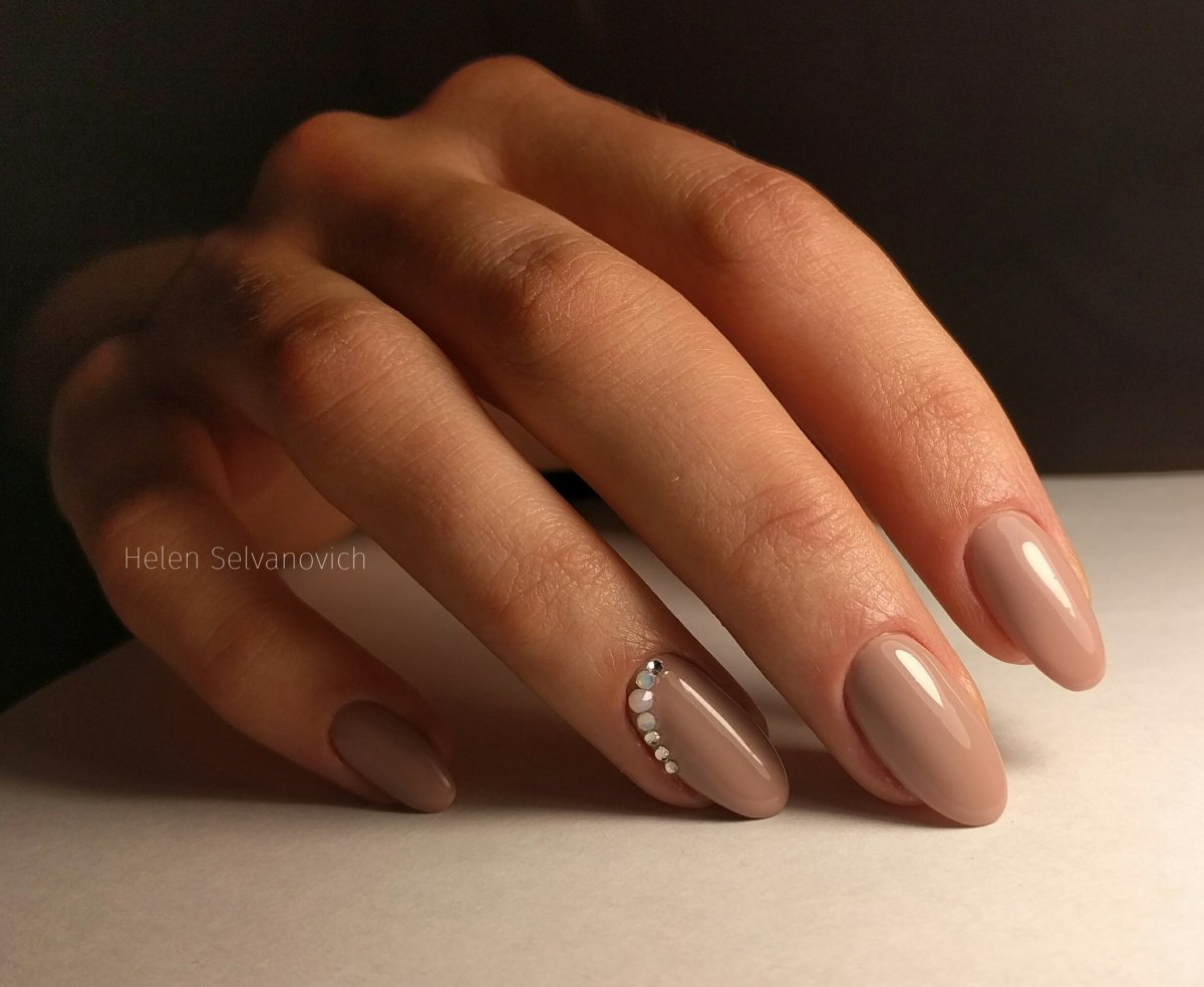 Классические ногтиминдольной формы бежевые